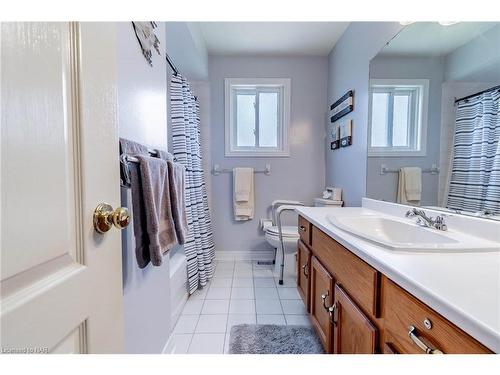 7885 Salisbury Place, Niagara Falls, ON - Indoor Photo Showing Bathroom