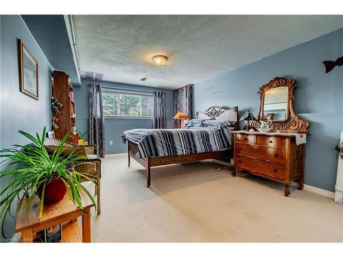 7885 Salisbury Place, Niagara Falls, ON - Indoor Photo Showing Bedroom
