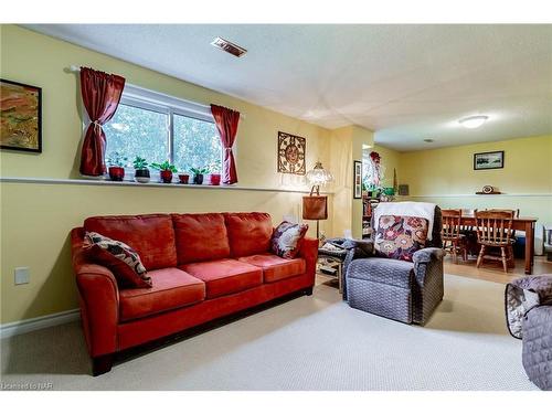 7885 Salisbury Place, Niagara Falls, ON - Indoor Photo Showing Living Room