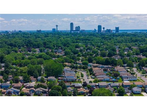 7885 Salisbury Place, Niagara Falls, ON - Outdoor With View