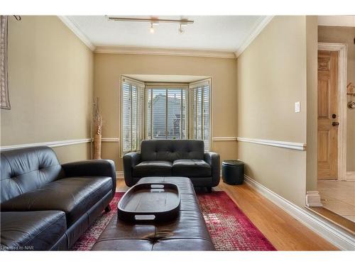 7-6910 Kalar Road, Niagara Falls, ON - Indoor Photo Showing Living Room