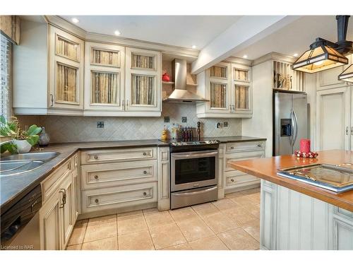 7-6910 Kalar Road, Niagara Falls, ON - Indoor Photo Showing Kitchen With Double Sink
