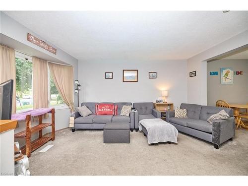 17 Exeter Drive, St. Catharines, ON - Indoor Photo Showing Living Room