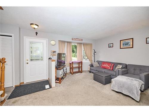 17 Exeter Drive, St. Catharines, ON - Indoor Photo Showing Living Room