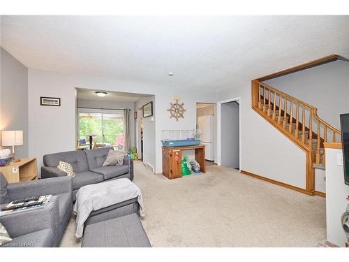 17 Exeter Drive, St. Catharines, ON - Indoor Photo Showing Living Room