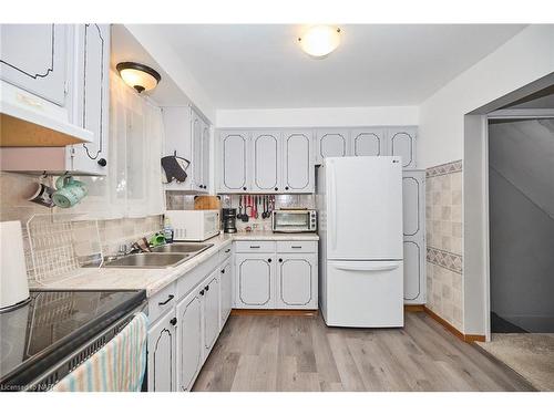 17 Exeter Drive, St. Catharines, ON - Indoor Photo Showing Kitchen With Double Sink
