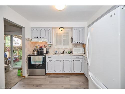 17 Exeter Drive, St. Catharines, ON - Indoor Photo Showing Kitchen