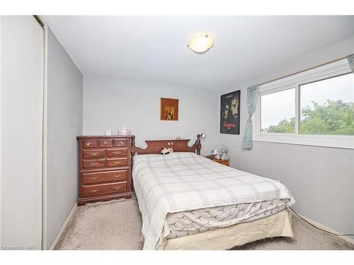 17 Exeter Drive, St. Catharines, ON - Indoor Photo Showing Bedroom