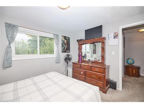 17 Exeter Drive, St. Catharines, ON - Indoor Photo Showing Bedroom