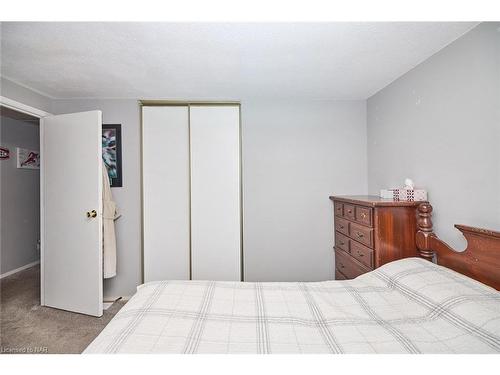 17 Exeter Drive, St. Catharines, ON - Indoor Photo Showing Bedroom