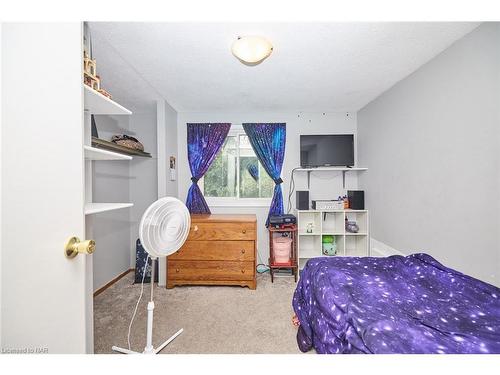 17 Exeter Drive, St. Catharines, ON - Indoor Photo Showing Bedroom