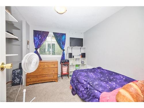 17 Exeter Drive, St. Catharines, ON - Indoor Photo Showing Bedroom