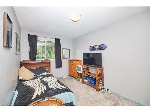 17 Exeter Drive, St. Catharines, ON - Indoor Photo Showing Bedroom