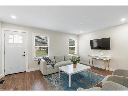 126 Catherine Street, Fort Erie, ON - Indoor Photo Showing Living Room