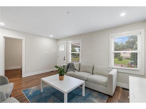 126 Catherine Street, Fort Erie, ON - Indoor Photo Showing Living Room