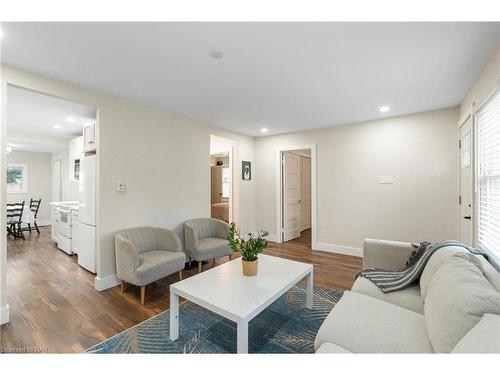 126 Catherine Street, Fort Erie, ON - Indoor Photo Showing Living Room