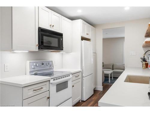 126 Catherine Street, Fort Erie, ON - Indoor Photo Showing Kitchen