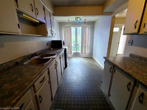 23-122 Lakeshore Road, St. Catharines, ON - Indoor Photo Showing Kitchen With Double Sink