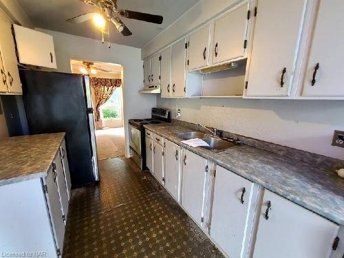 23-122 Lakeshore Road, St. Catharines, ON - Indoor Photo Showing Kitchen With Double Sink