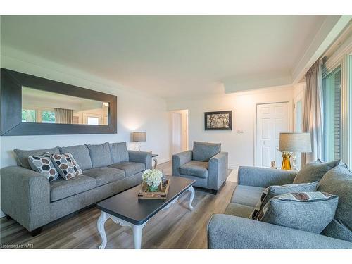 8830 Parliament Avenue, Niagara Falls, ON - Indoor Photo Showing Living Room