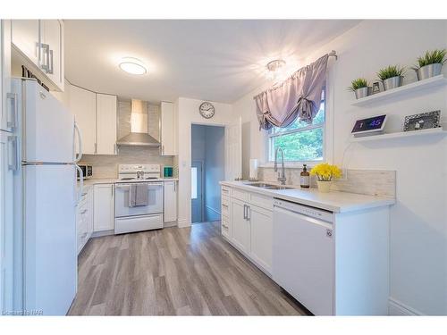 8830 Parliament Avenue, Niagara Falls, ON - Indoor Photo Showing Kitchen With Double Sink