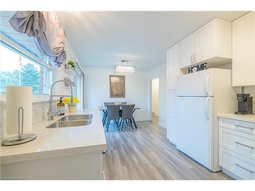 8830 Parliament Avenue, Niagara Falls, ON - Indoor Photo Showing Kitchen With Double Sink