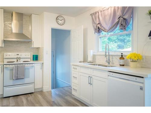 8830 Parliament Avenue, Niagara Falls, ON - Indoor Photo Showing Kitchen With Double Sink