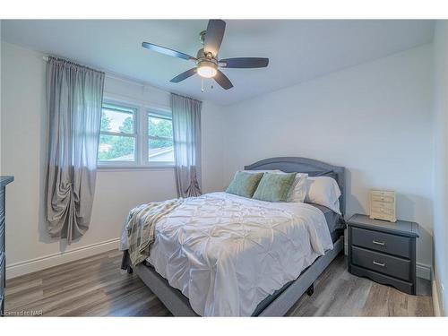 8830 Parliament Avenue, Niagara Falls, ON - Indoor Photo Showing Bedroom