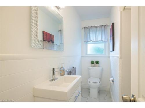 8830 Parliament Avenue, Niagara Falls, ON - Indoor Photo Showing Bathroom