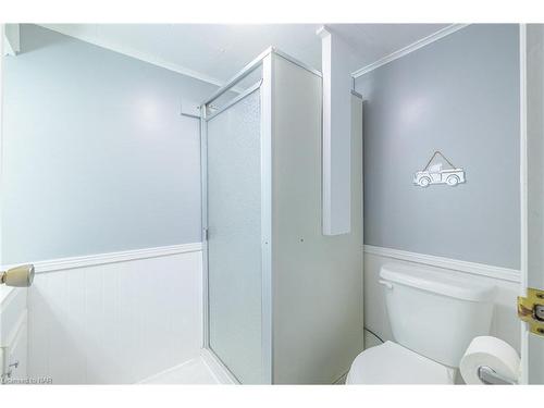 8830 Parliament Avenue, Niagara Falls, ON - Indoor Photo Showing Bathroom