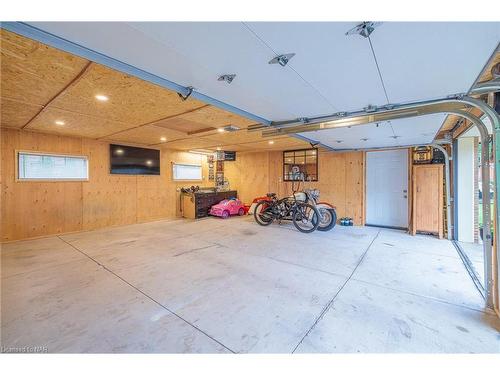 8830 Parliament Avenue, Niagara Falls, ON - Indoor Photo Showing Garage