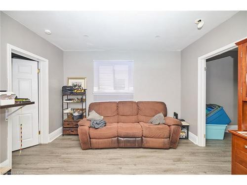 41 Albert Street, Welland, ON - Indoor Photo Showing Living Room