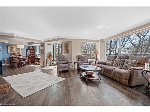 2201-701 Geneva Street, St. Catharines, ON - Indoor Photo Showing Living Room