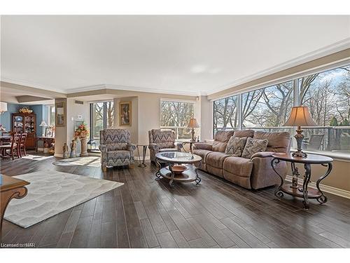 2201-701 Geneva Street, St. Catharines, ON - Indoor Photo Showing Living Room