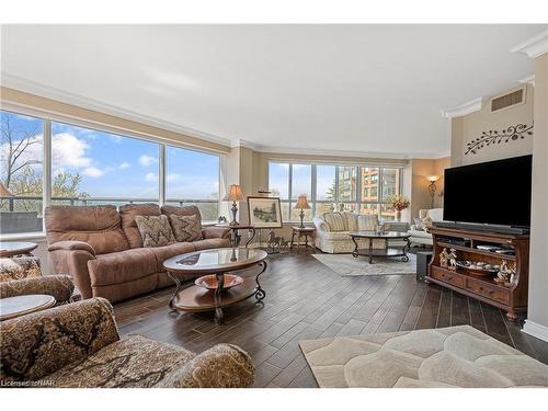 2201-701 Geneva Street, St. Catharines, ON - Indoor Photo Showing Living Room