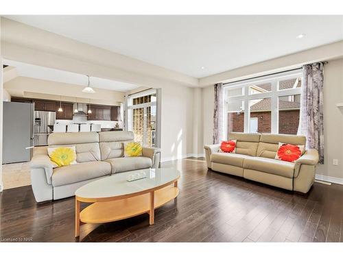 4037 Bush Crescent, Beamsville, ON - Indoor Photo Showing Living Room