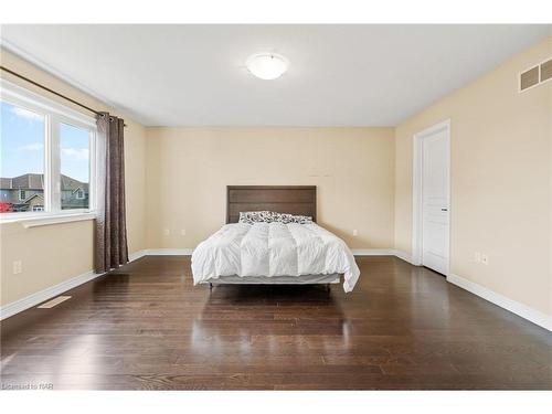 4037 Bush Crescent, Beamsville, ON - Indoor Photo Showing Bedroom