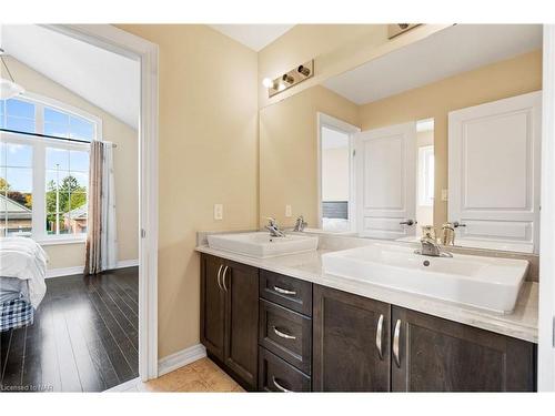 4037 Bush Crescent, Beamsville, ON - Indoor Photo Showing Bathroom