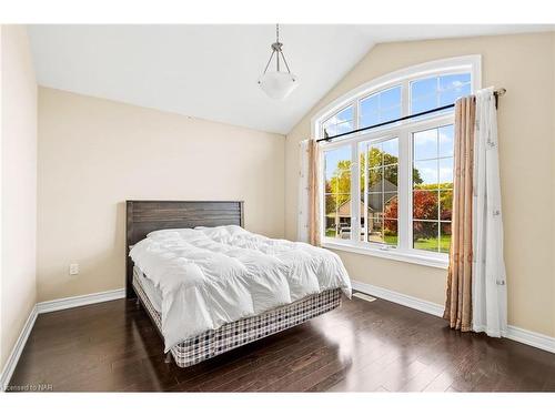 4037 Bush Crescent, Beamsville, ON - Indoor Photo Showing Bedroom