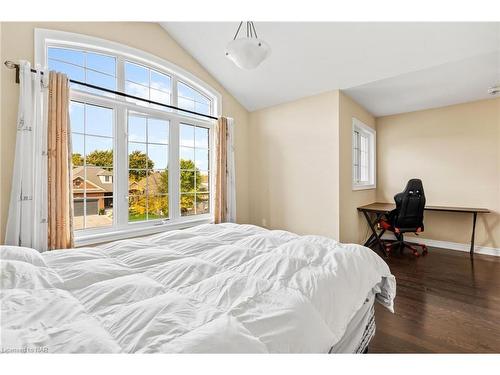 4037 Bush Crescent, Beamsville, ON - Indoor Photo Showing Bedroom