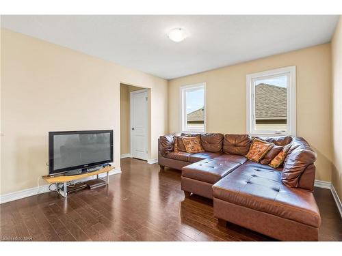 4037 Bush Crescent, Beamsville, ON - Indoor Photo Showing Living Room