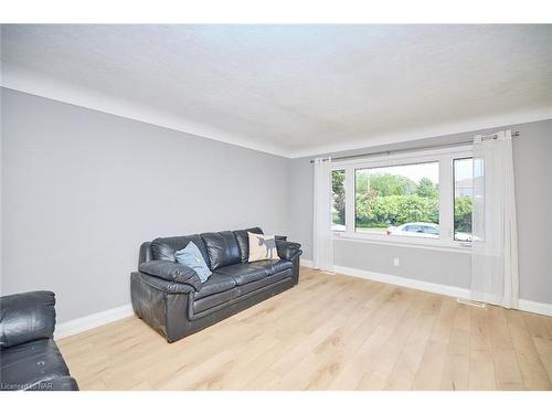 12 Cliff Road, St. Catharines, ON - Indoor Photo Showing Living Room