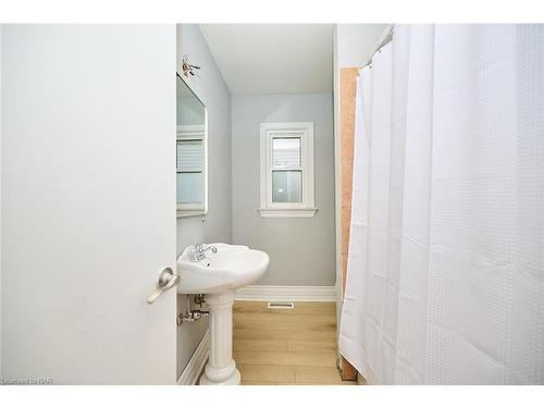 12 Cliff Road, St. Catharines, ON - Indoor Photo Showing Bathroom