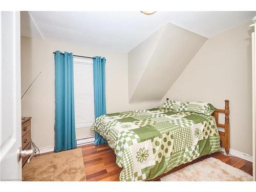 5245 Palmer Avenue, Niagara Falls, ON - Indoor Photo Showing Bedroom