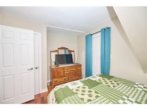 5245 Palmer Avenue, Niagara Falls, ON - Indoor Photo Showing Bedroom