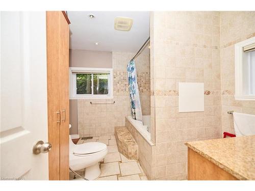 5245 Palmer Avenue, Niagara Falls, ON - Indoor Photo Showing Bathroom