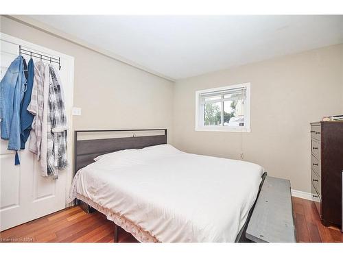 5245 Palmer Avenue, Niagara Falls, ON - Indoor Photo Showing Bedroom