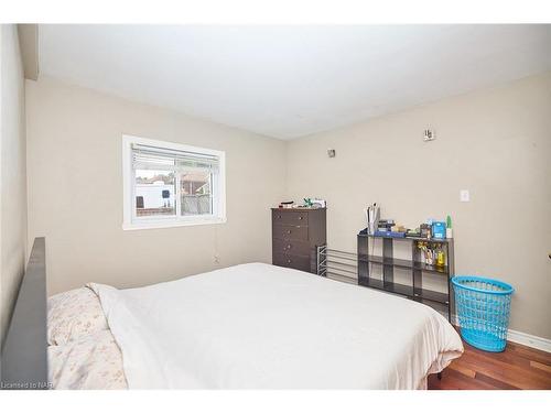 5245 Palmer Avenue, Niagara Falls, ON - Indoor Photo Showing Bedroom