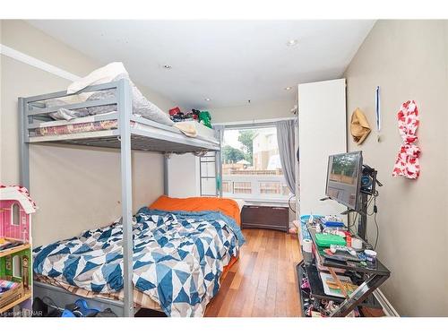 5245 Palmer Avenue, Niagara Falls, ON - Indoor Photo Showing Bedroom