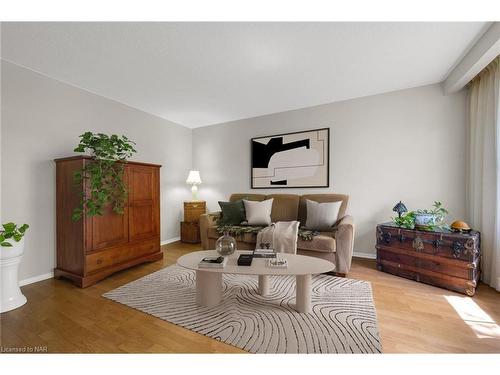 508A Niagara Street, St. Catharines, ON - Indoor Photo Showing Living Room